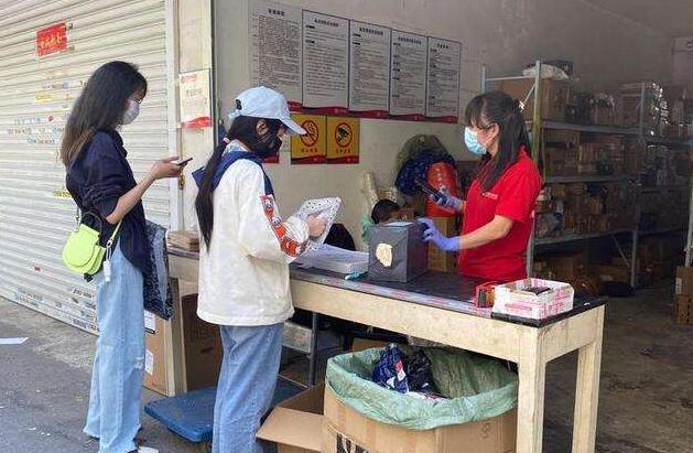 学校门口快递“摆地摊”让人头疼，在线等解决方案！