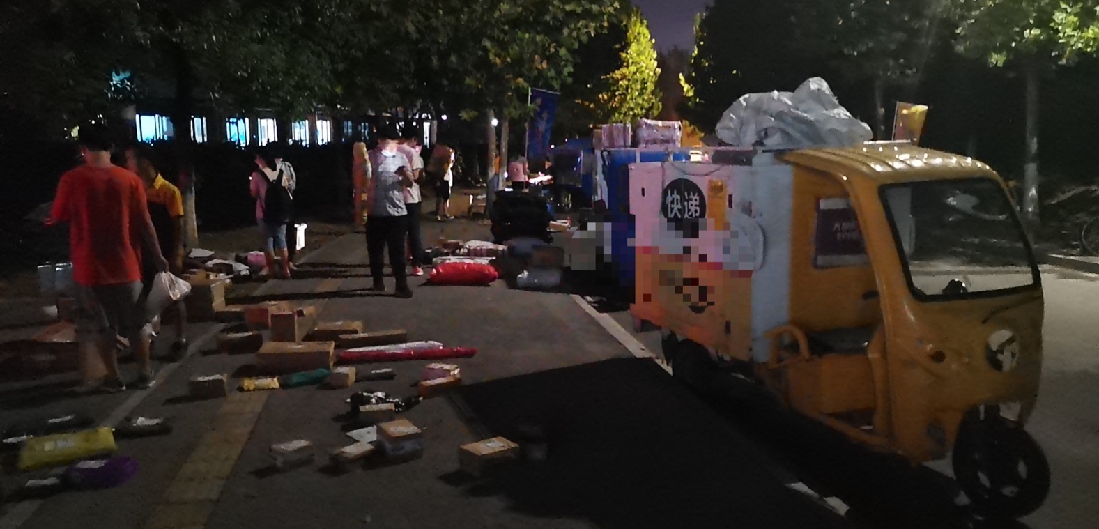 快递员为什么在马路边摆摊？如何解决占道堆物的问题？
