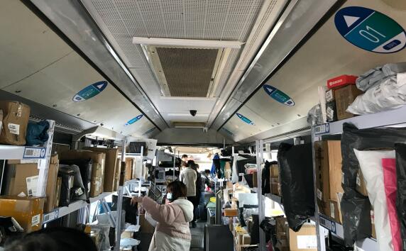 废弃大巴摇身一变成为快递驿站，5万打造网红打卡点创意无限